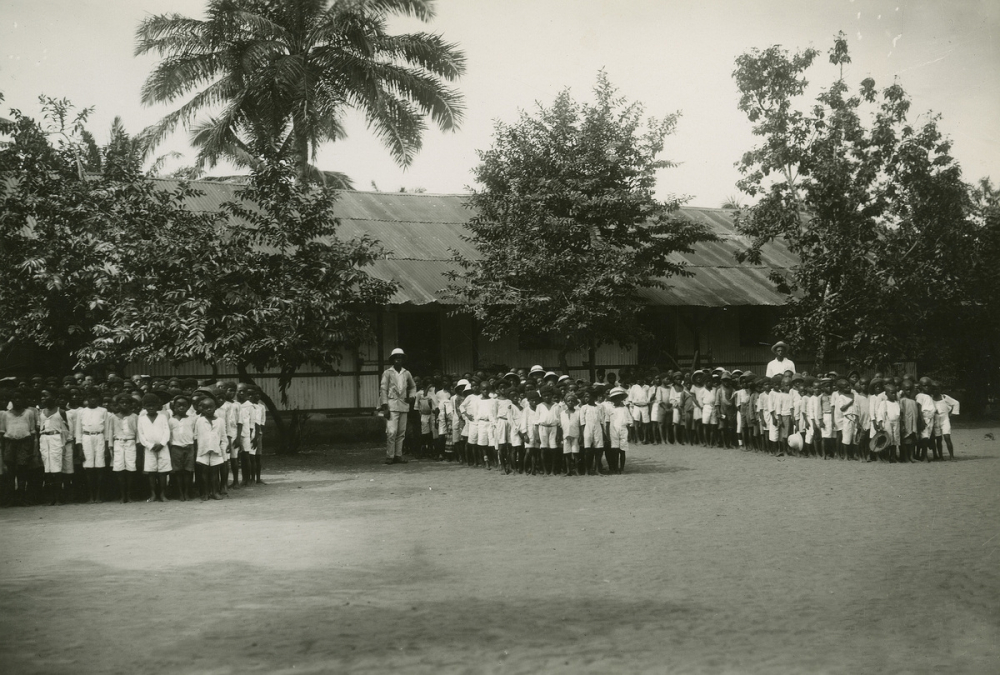 Groupes d'élèves africains devant leur école