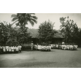 Groupes d'élèves africains devant leur école
