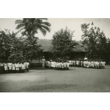 Groupes d'élèves africains devant leur école