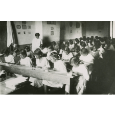 Scène de classe à Madagascar vers 1930.