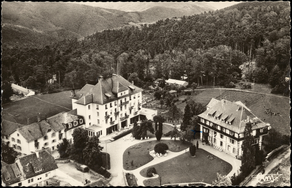 Les Trois-Epis (Haut-Rhin), Station touristique - Alt. 700 m., 27042 A . Vue panoramique. Les Maisons de Repos de l'Education Nationale. 