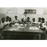 Groupe de jeunes filles africaines apprenant la couture