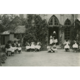 Leçon de couture à l'école ménagère d'Avaradrova de Tananarive (Madagascar) 

