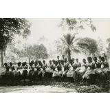 Groupes d'élèves africaines en leçon de couture