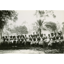 Groupes d'élèves africaines en leçon de couture