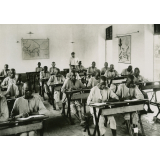 Etudiants africains composant dans une salle de classe avec un enseignant européen