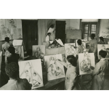 Leçon de dessin dans un atelier d'art appliqué à Tananarive (Madagascar)