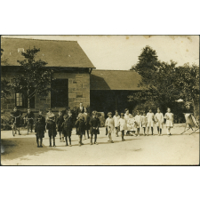 Une cour d'école, Tinténiac