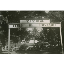 Portique d'entrée de l'école de Punaauïa (Polynésie française, Tahiti)