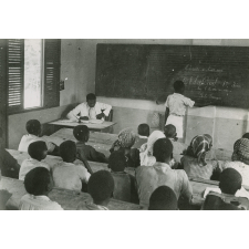 Elèves (groupe mixte) suivant un cours dans une salle de classe face à leur professeur
