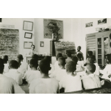 Classe de jeunes garçons africains avec leur instituteur