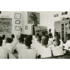 Classe de jeunes garçons africains avec leur instituteur
