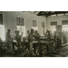 Élèves africains en apprentissage des métiers de la métallurgie