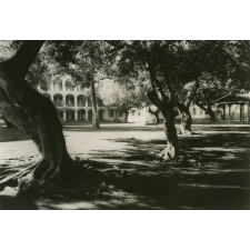La grande cour du lycée Leconte de Lisle de Saint-Denis-de-la-Réunion
