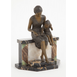 Femme et enfant lisant