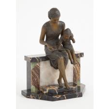 Femme et enfant lisant