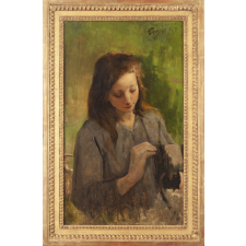 Jeune fille cousant
