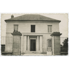 Vue de la Mairie et écoles. 