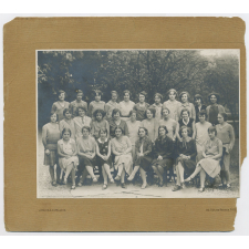 Photographie d'une classe de jeunes filles. 