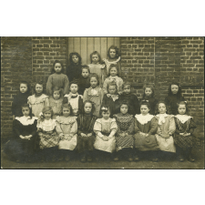 Photographie d'une classe de filles.