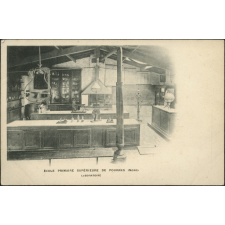 Ecole primaire supérieure de Fournes (Nord). Laboratoire.