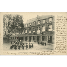 Lycée Jeanne d'Arc. Cour de récréation.