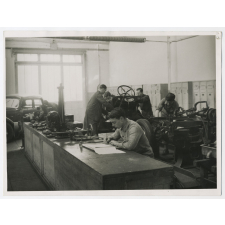 Cours de technologie automobile sur le calage (...) Atelier-école 247 av. Gambetta.