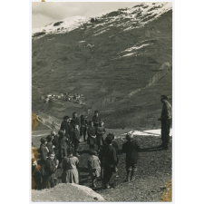 Leçon d'éducation physique au Châtelard de St Martin de Belleville (Savoie) altitude 1400 m, 31 mars 36.