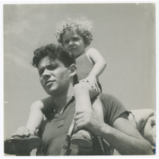 Homme portant un enfant sur ses épaules.