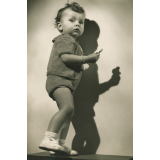 Il marche... il parle. Portrait d'un petit enfant en station debout. 