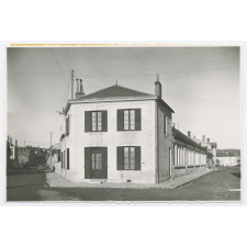 Les Ecoles maternelles ont besoin de beaucoup d'air et de lumière. Celle-ci, édifiée dans le quartier ouvrier d'une de nos villes de province, reçoit le soleil de tous les côtés. On a sagement sacrifié le faste de l'architecture extérieure à la valeur de l'emplacement.