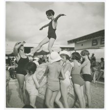 Sur la plage. 