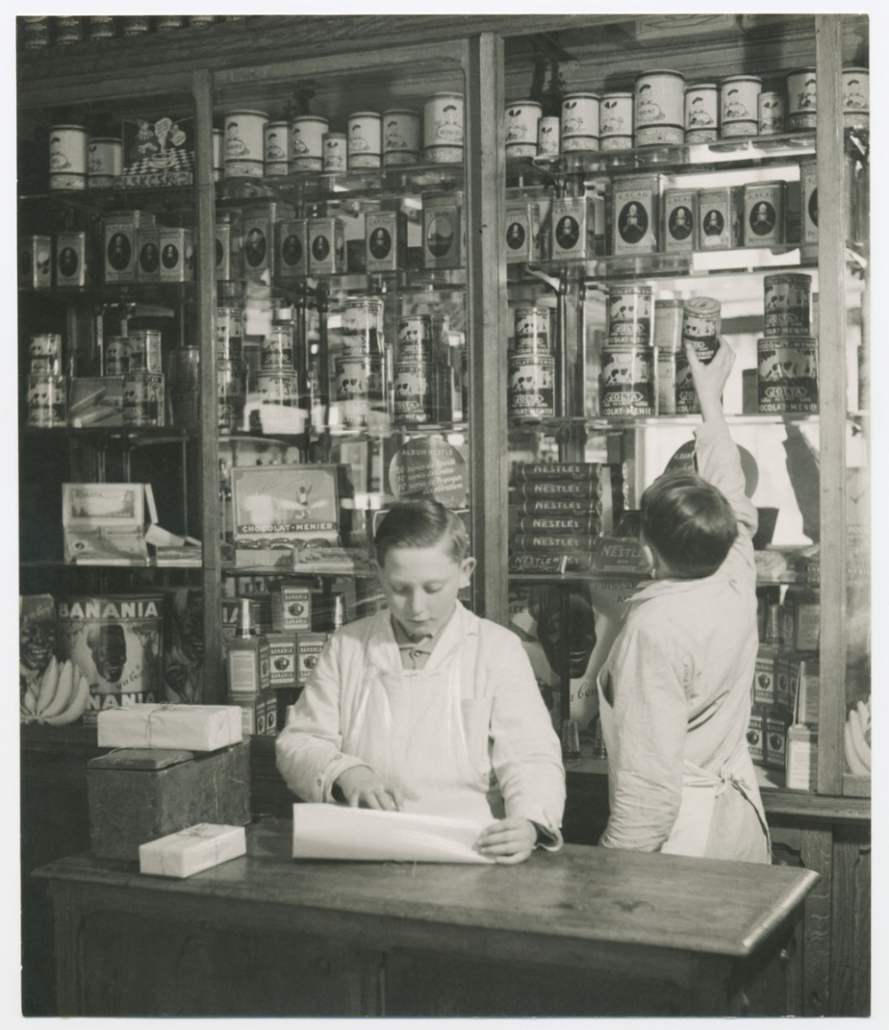 Enveloppement de boîtes pour l'étalage. Ecole de l'alimentation. Cours commercial épicerie-vente. Atelier-école. 