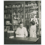 Enveloppement de boîtes pour l'étalage. Ecole de l'alimentation. Cours commercial épicerie-vente. Atelier-école. 