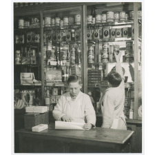 Enveloppement de boîtes pour l'étalage. Ecole de l'alimentation. Cours commercial épicerie-vente. Atelier-école.