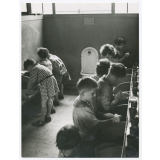 Enfants se lavant les mains dans les lavabos collectifs. 