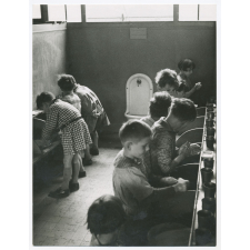 Enfants se lavant les mains dans les lavabos collectifs.