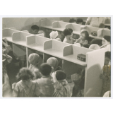 Enfants dans les vestiaires d'une école maternelle. 