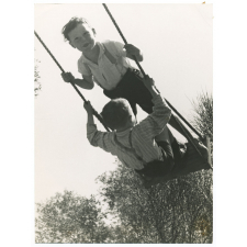 Enfants jouant a la balançoire. 