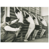 Gymnastique corrective : des jeunes filles effectuent des mouvements de gymnastique corrective aux espaliers