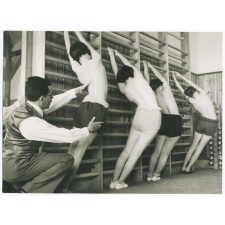 Gymnastique corrective : des jeunes filles effectuent des mouvements de gymnastique corrective aux espaliers