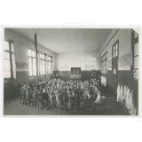 Ecole maternelle : pendant l'entracte de la séance de Guignol dans la salle de récréation. 