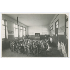 Ecole maternelle : pendant l'entracte de la séance de Guignol dans la salle de récréation. 
