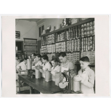 Epicerie. L'ensachage, le pesage, le paquetage du café et la fermeture des sachets par agrafe. Ecole d'alimentation 16 rue de (...) Atelier-école.