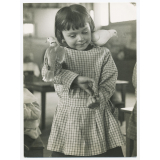 Fillette jouant avec des pigeons. 