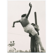 Entraînement au stade : saut en hauteur. 