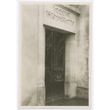 Porte d'entrée d'école maternelle. 