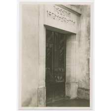 Porte d'entrée d'école maternelle.