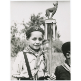 Un pt loup avec son totem. C'est un sisainier (chef d'une sizaine).
