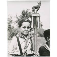 Un pt loup avec son totem. C'est un sisainier (chef d'une sizaine).